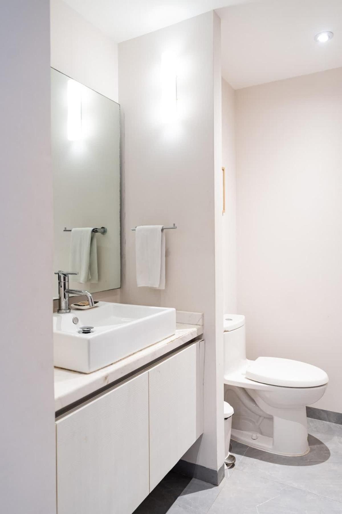 Large With Working Space 100m From 5th Ave Apartment