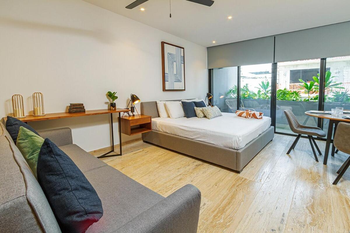 Vibrant Near 5th Avenue Apartment *