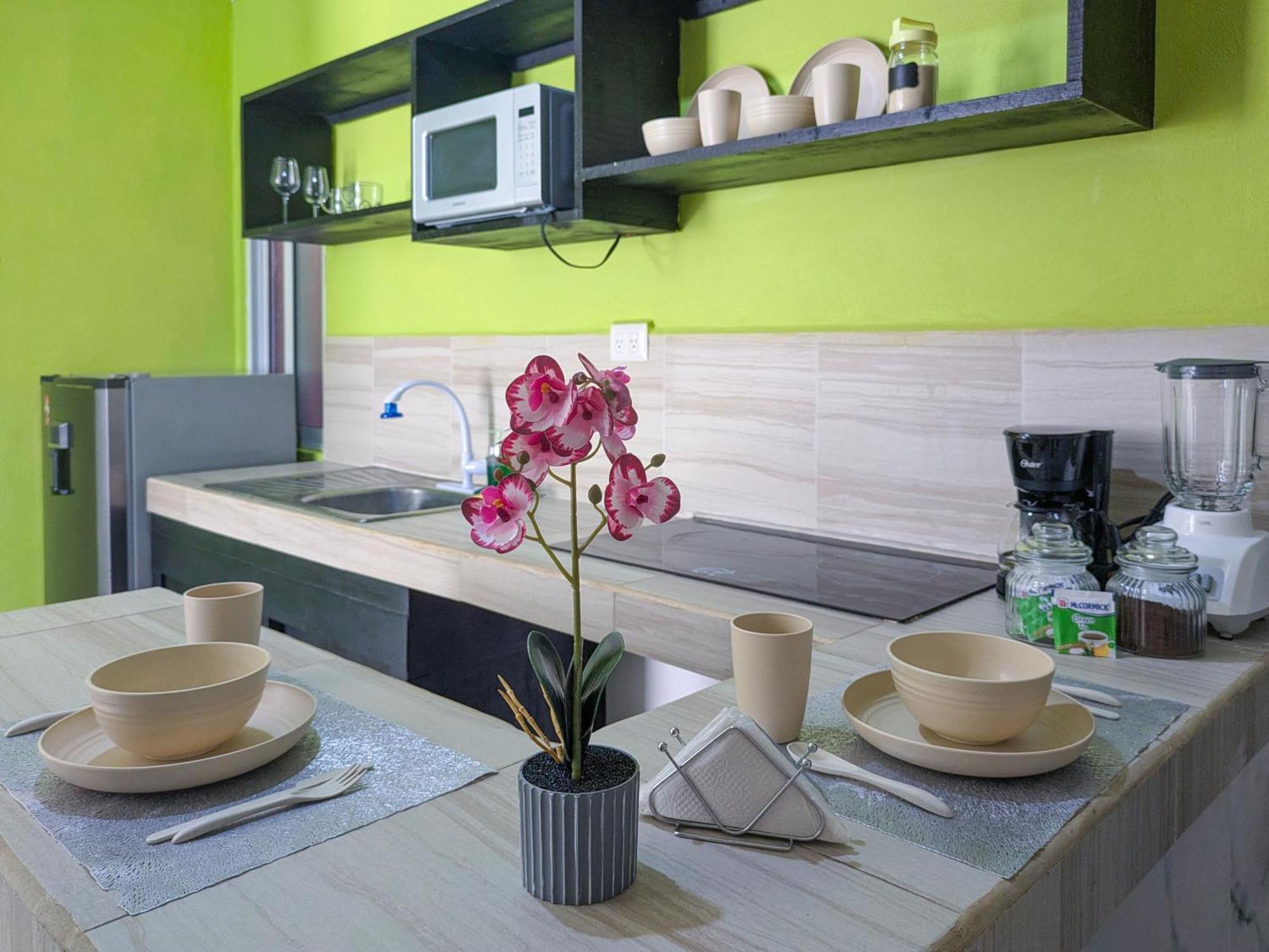 B1 Romantic Beachside Escape Capri Theme Memory Foam Queen Bed Kitchen Ac Playa del Carmen