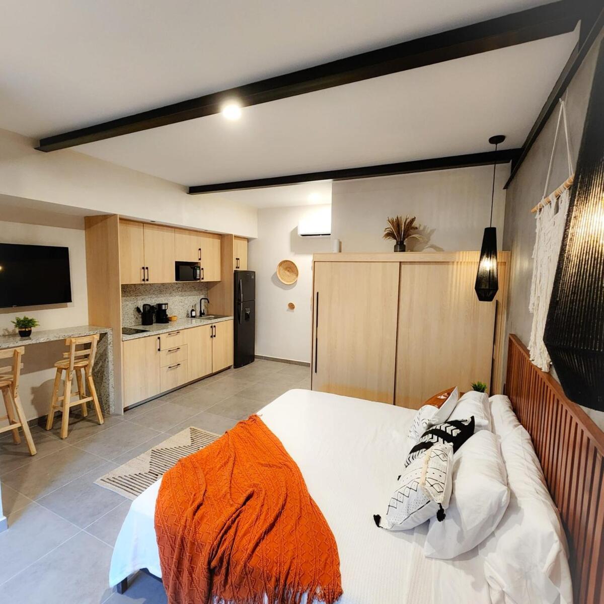 Boho Chic Steps To 5th Ave King Bed Wifi Rooftop Pool