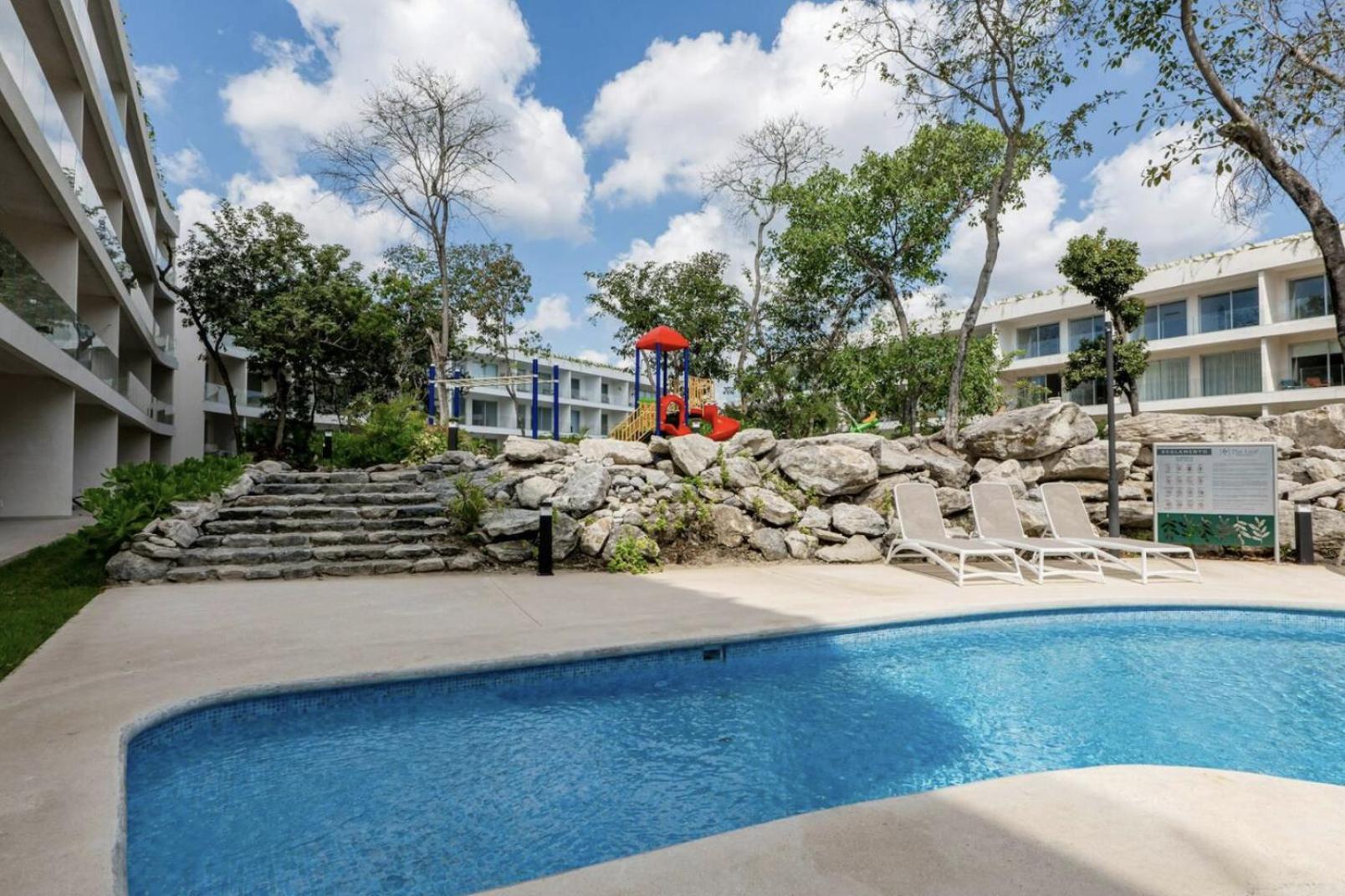 Modern Playacar With Poolside Views & Nature Apartamento Playa del Carmen