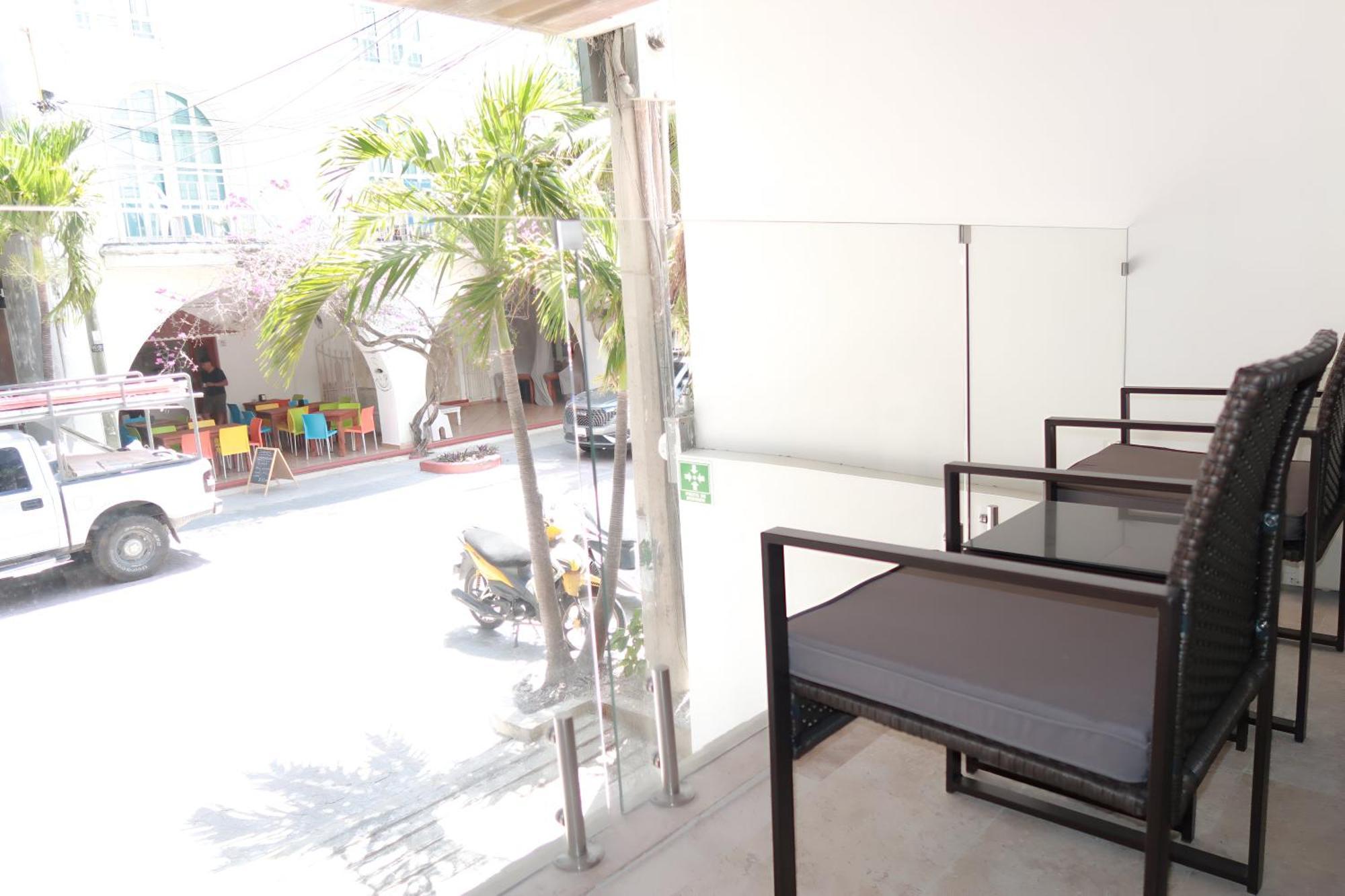 Modern Refuge Just Steps From 5th Avenue Apartment *