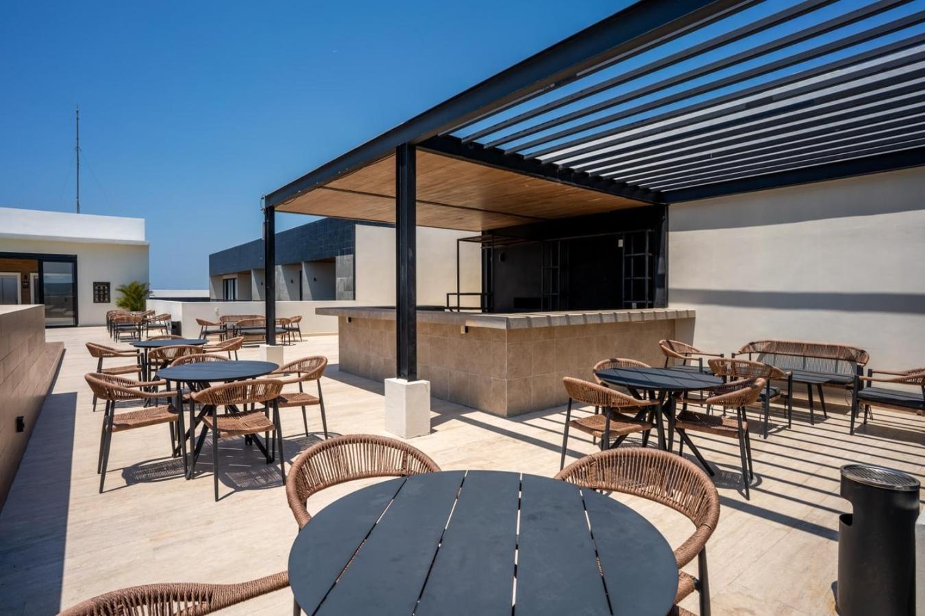 2br W/ Rooftop Oceanview & Centric Location