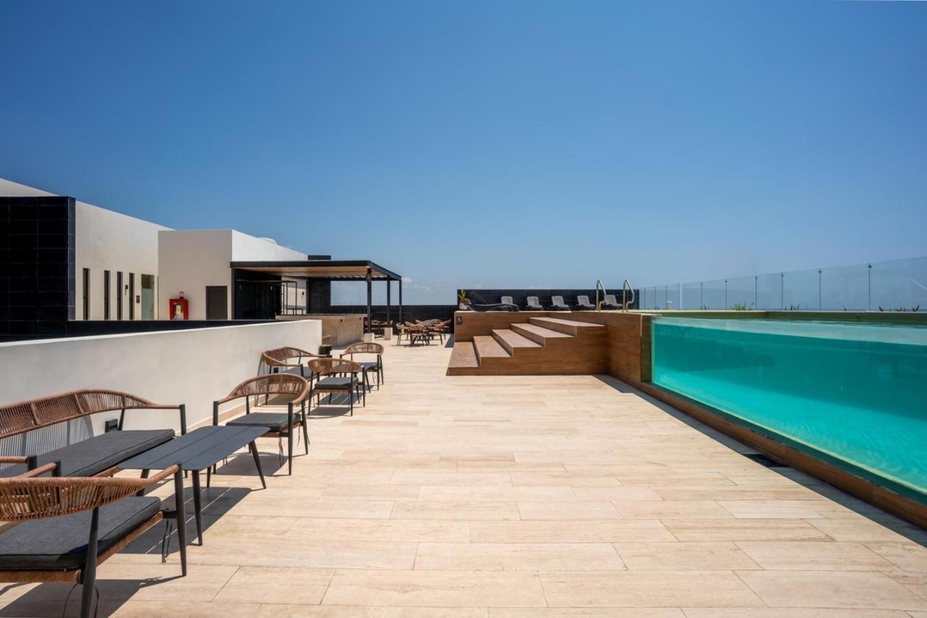 Apartment 2br W/ Rooftop Oceanview & Centric Location