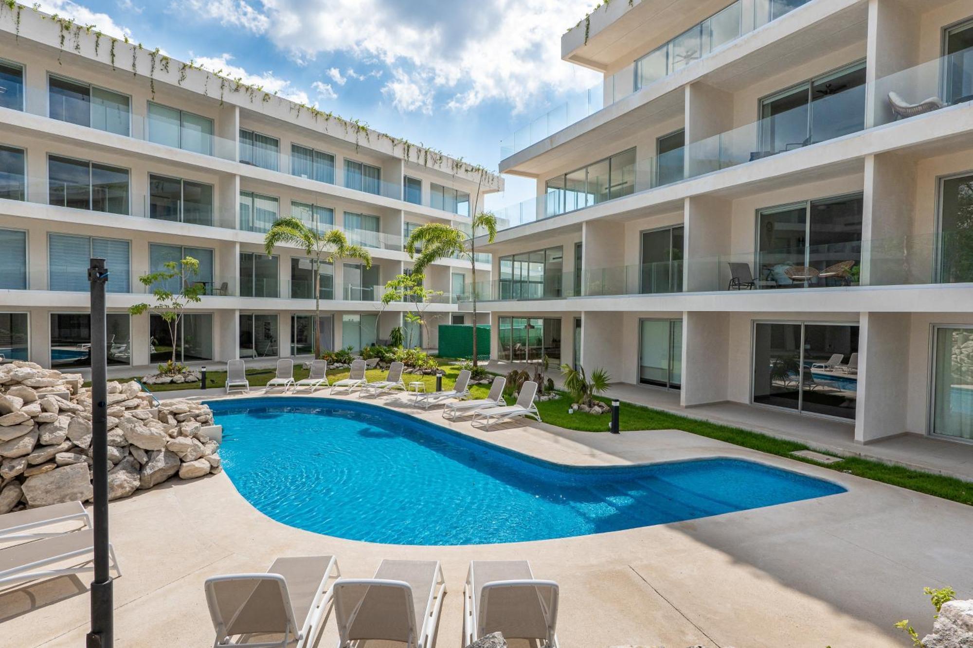 Poolside Palms At Tl B305