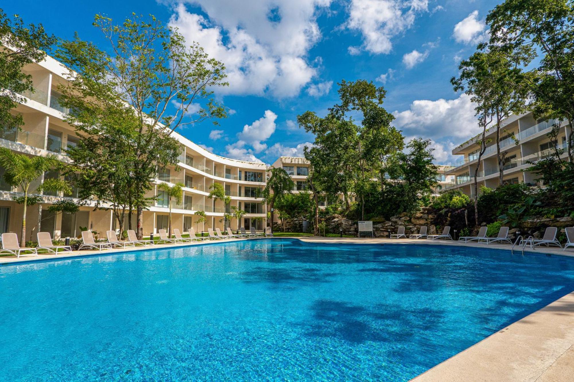 Poolside Palms At Tl B305
