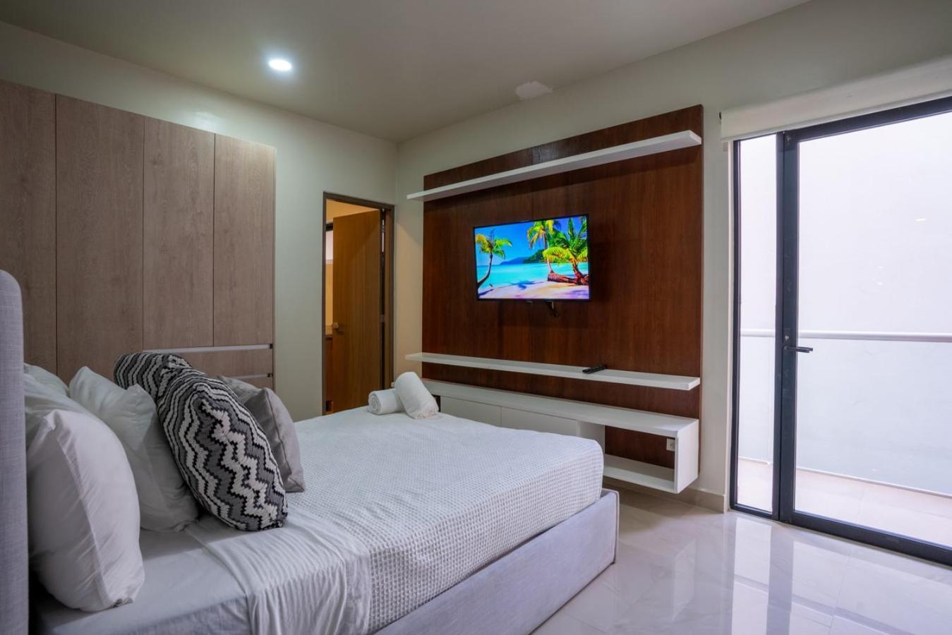Luxury & W/ Rooftop Infinity Pool *