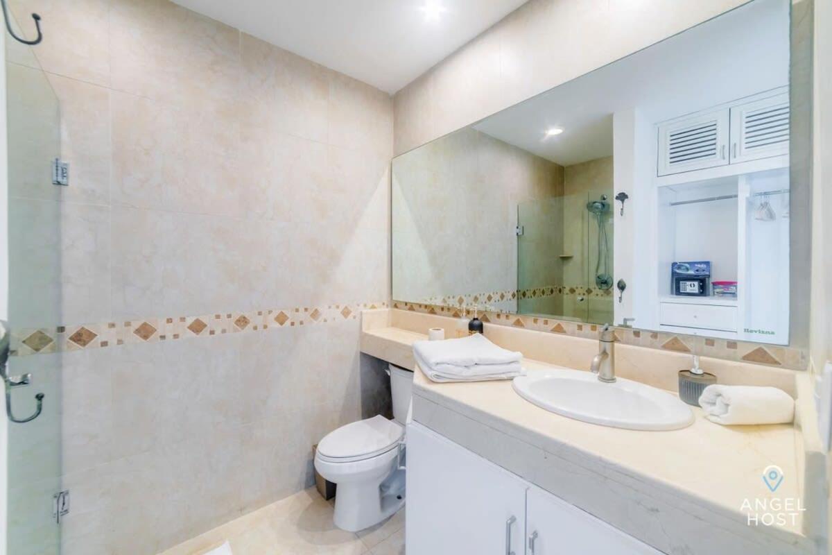 Ideal Group Getaway 4 Blocks To The & Pool
