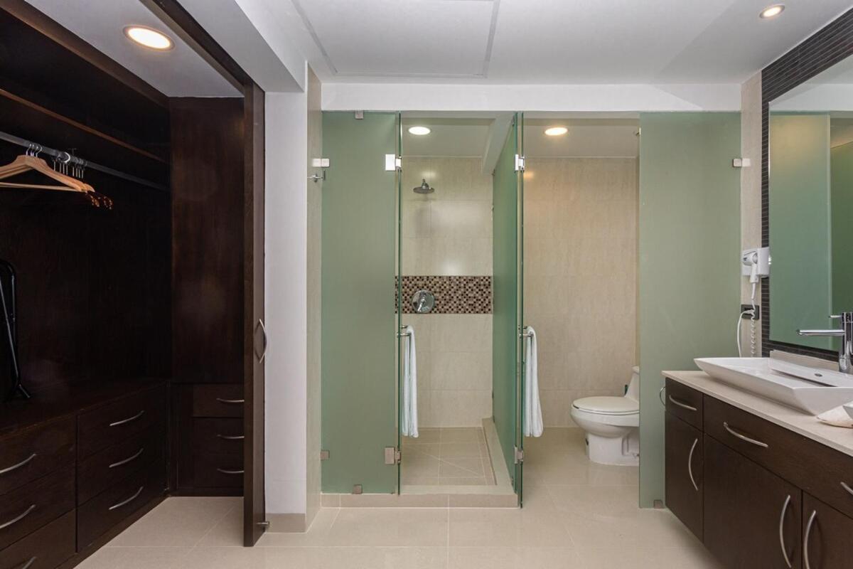 Front 2br 3bath Family Big Pool Jacuzzi Tenis Gym *