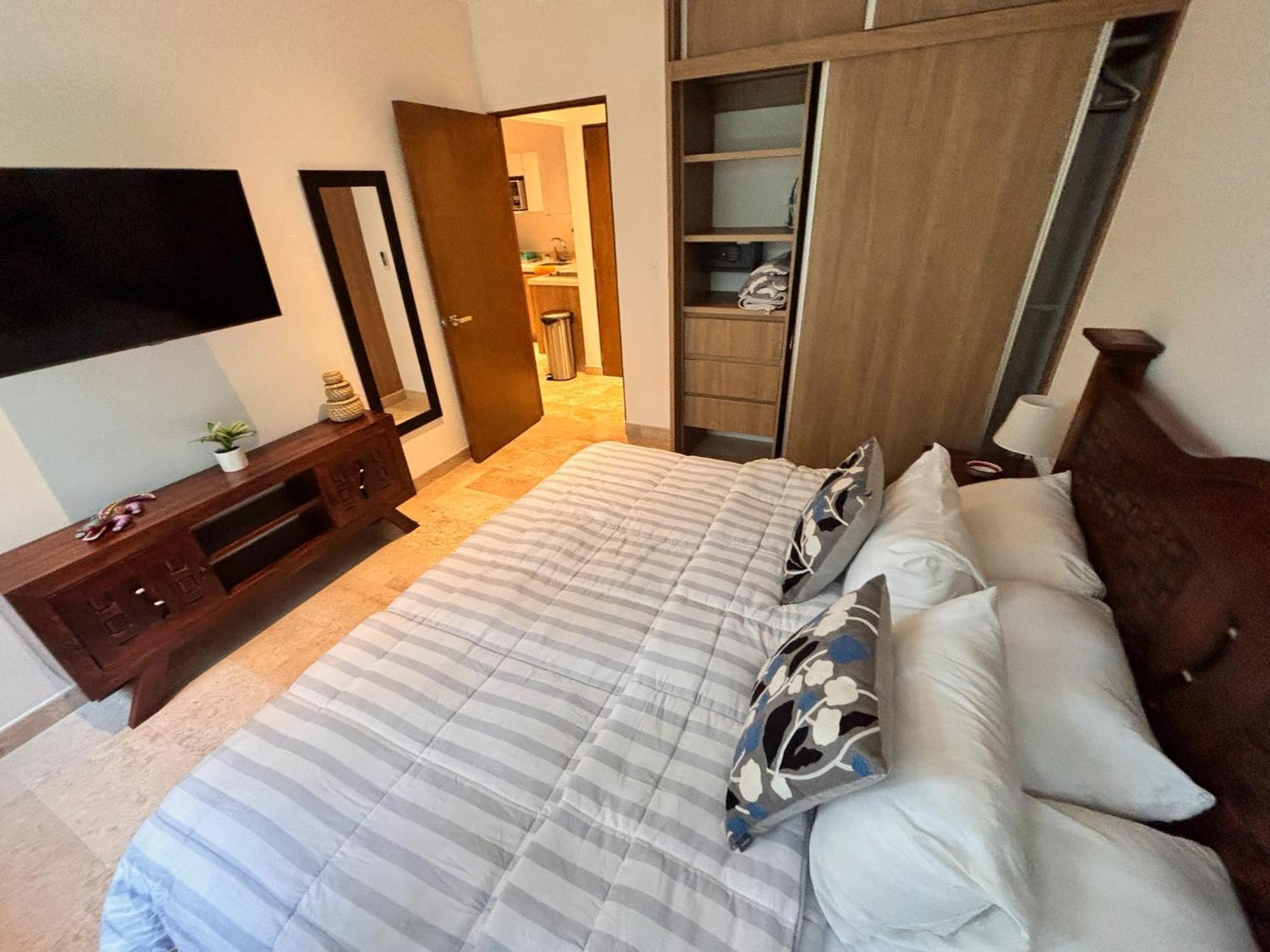 Apartment Modern 2br 1 Block From 5th Ave Wt Pool, Gym N Fast Wifi