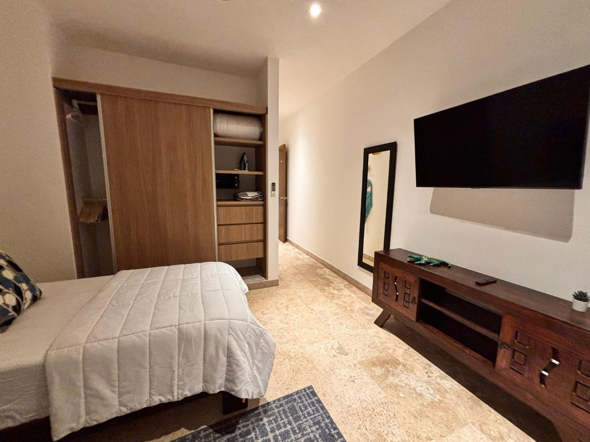 Modern 2br 1 Block From 5th Ave Wt Pool, Gym N Fast Wifi