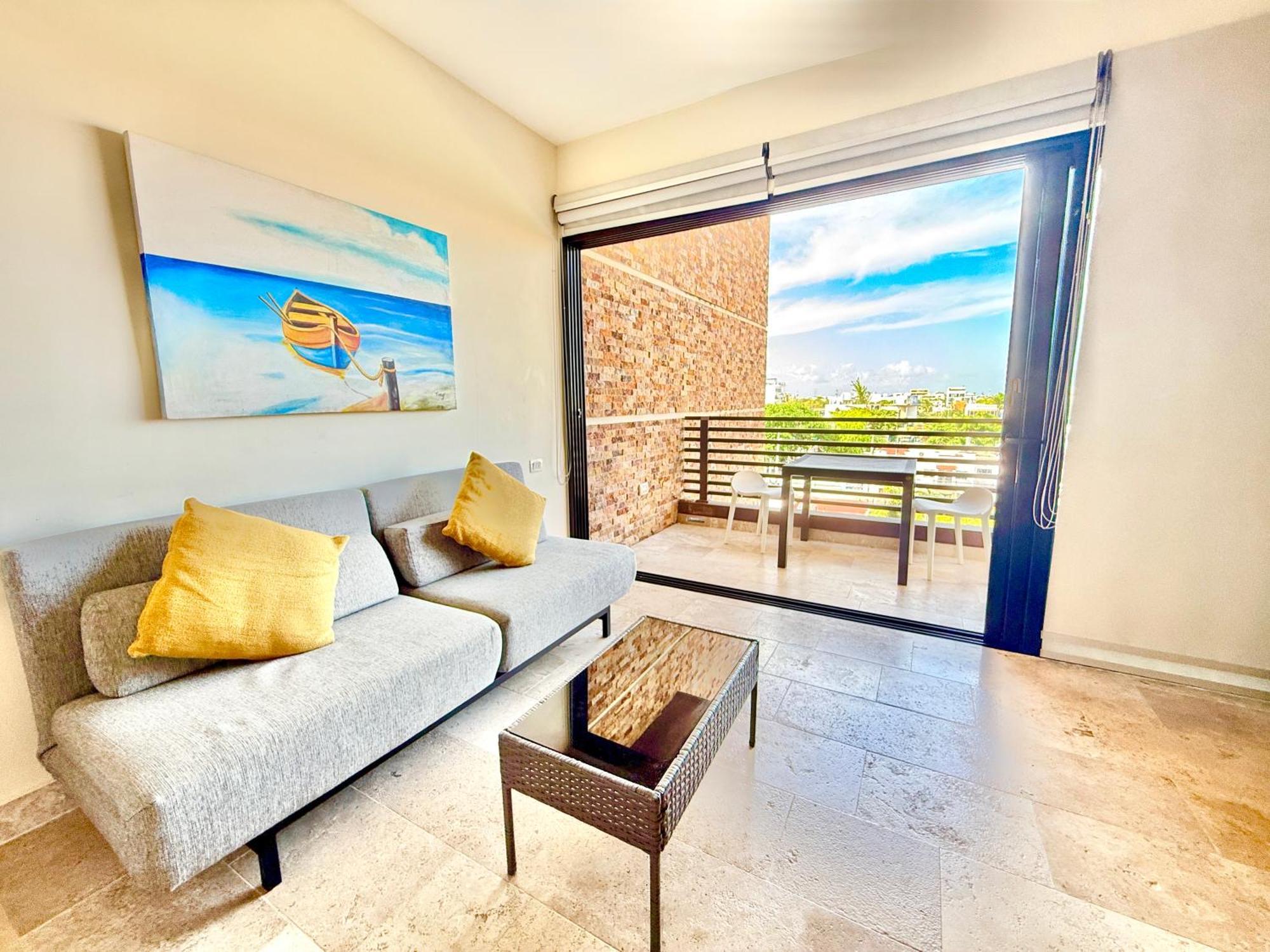 Large Studio, Large Rooftop Pool, Great Location! *