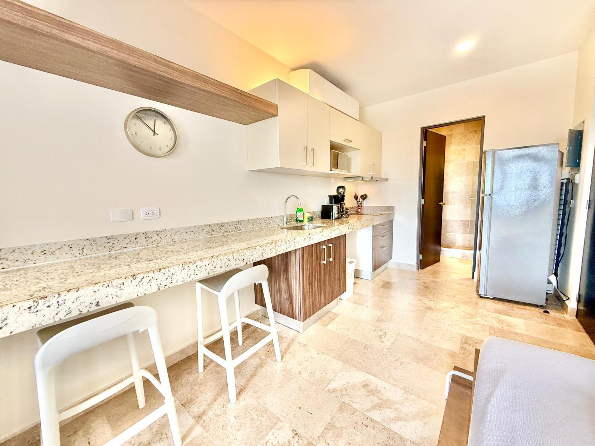 Large Studio, Large Rooftop Pool, Great Location!
