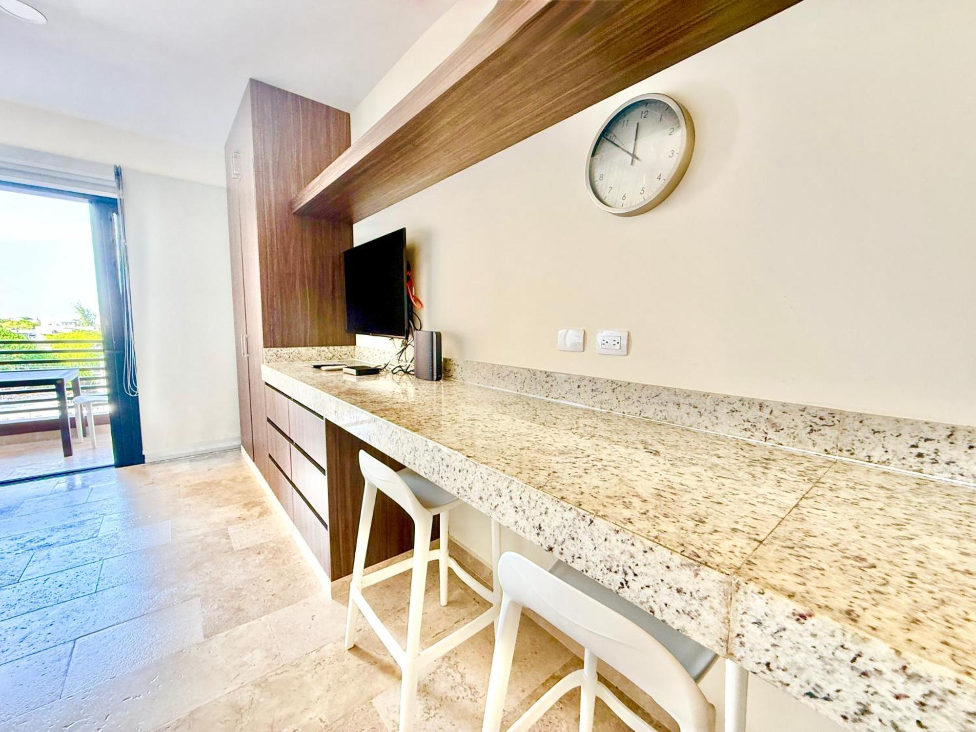 Large Studio, Large Rooftop Pool, Great Location! Apartment