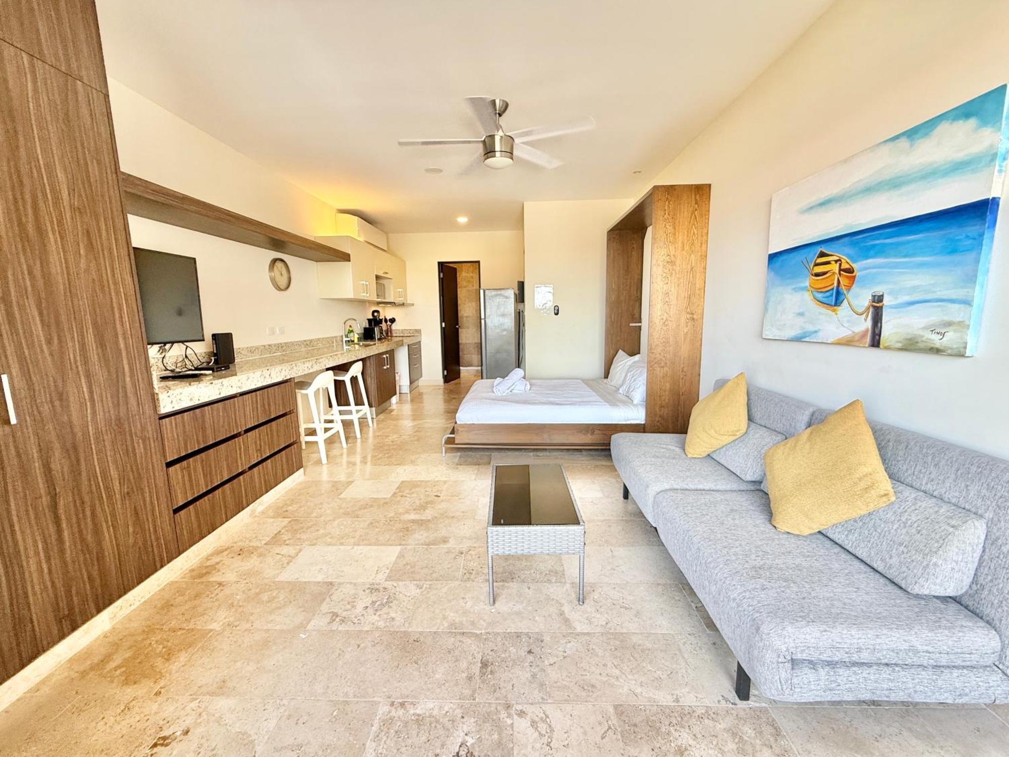 Apartment Large Studio, Large Rooftop Pool, Great Location!