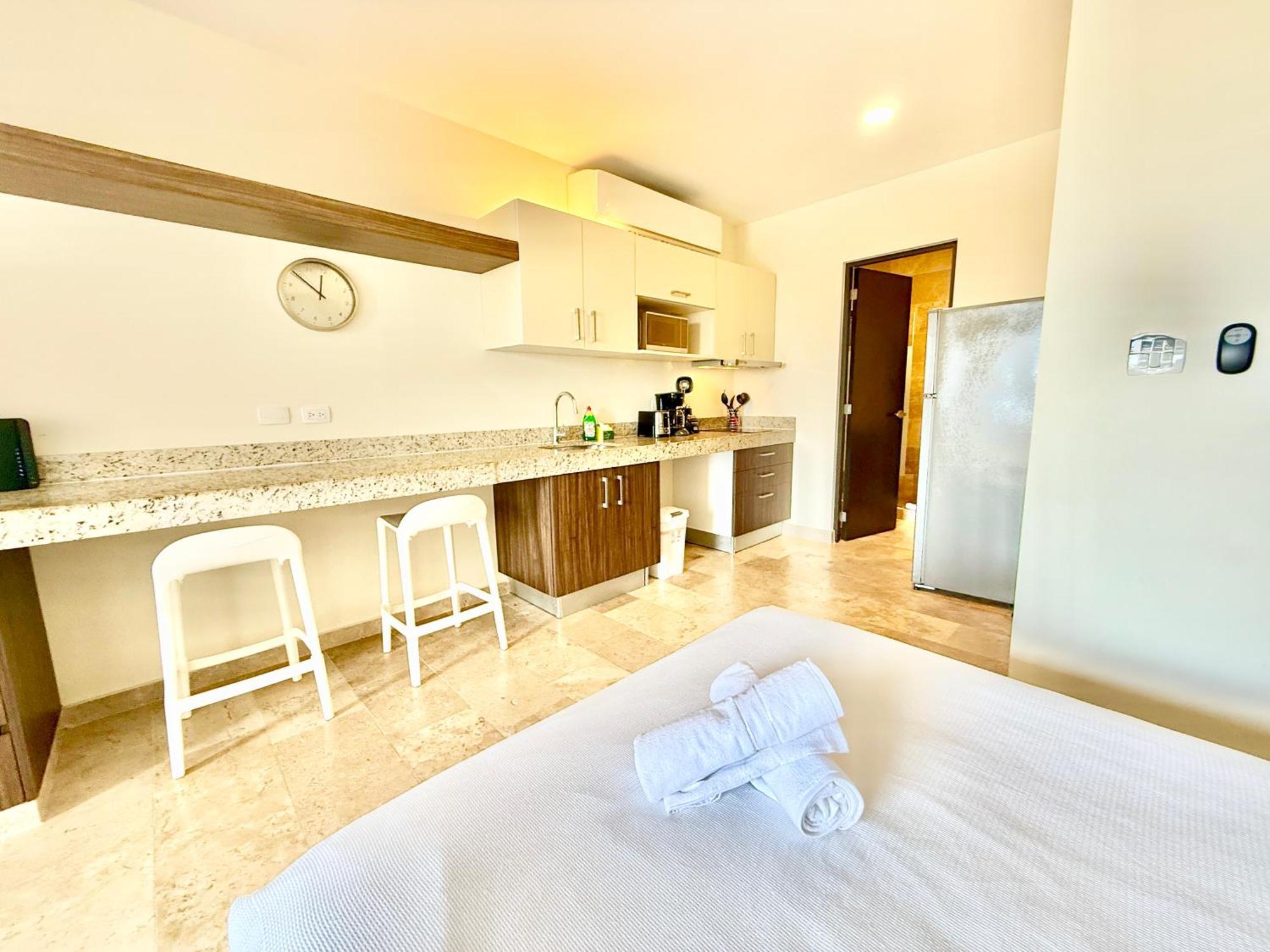 Large Studio, Large Rooftop Pool, Great Location! *