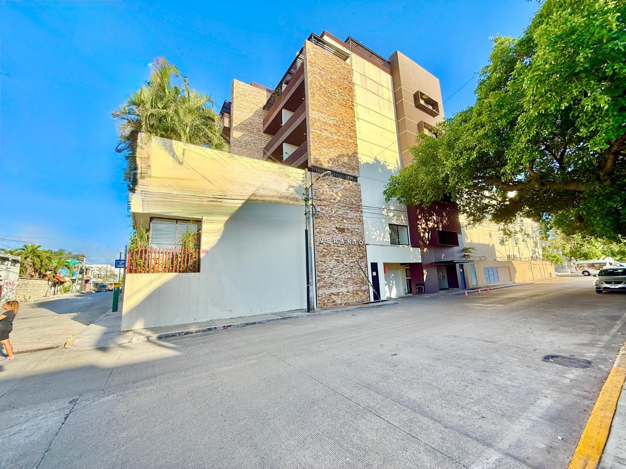 Apartment Large Studio, Large Rooftop Pool, Great Location!