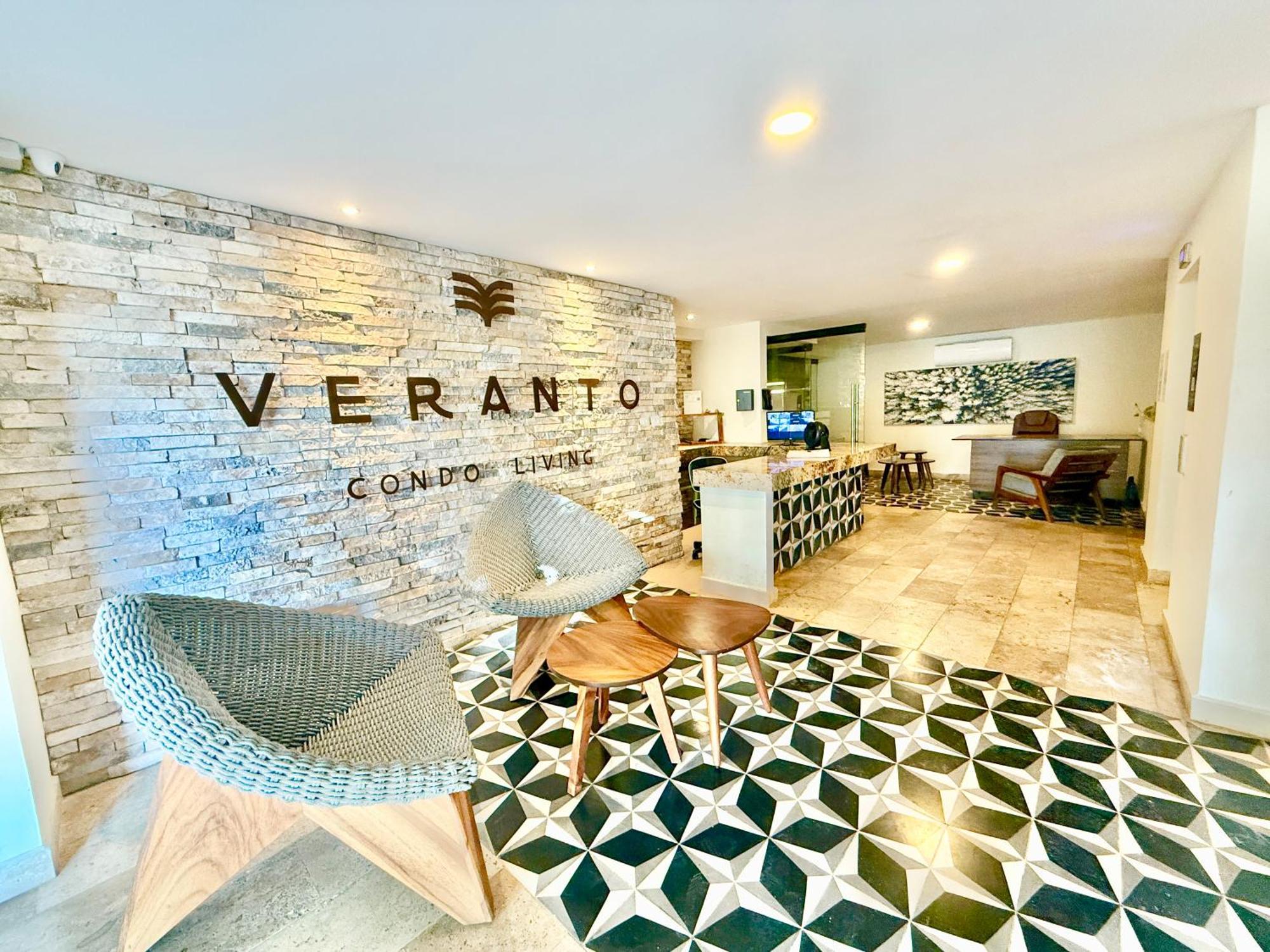 Apartment Large Studio, Large Rooftop Pool, Great Location! *