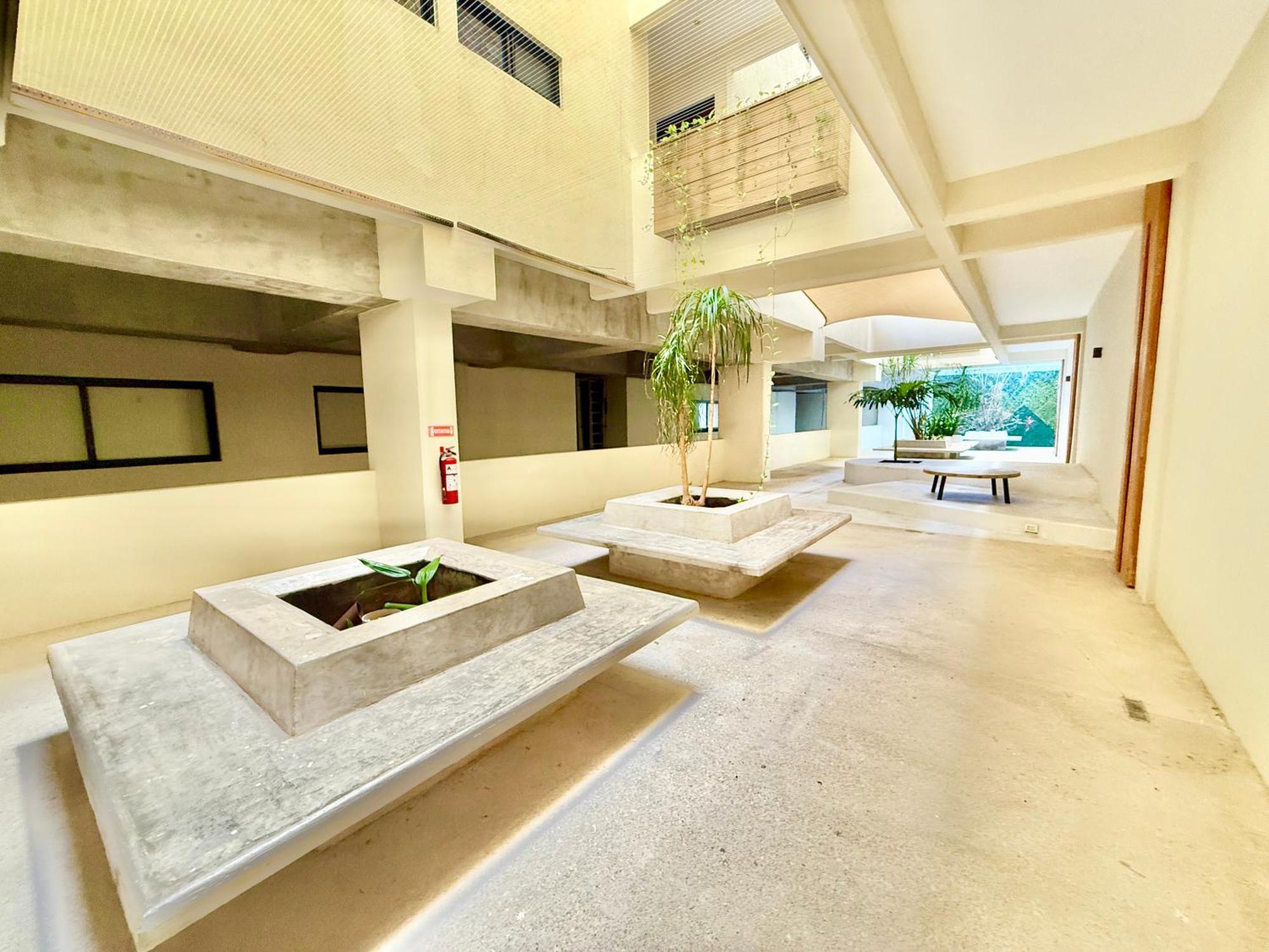 Large Studio, Large Rooftop Pool, Great Location!