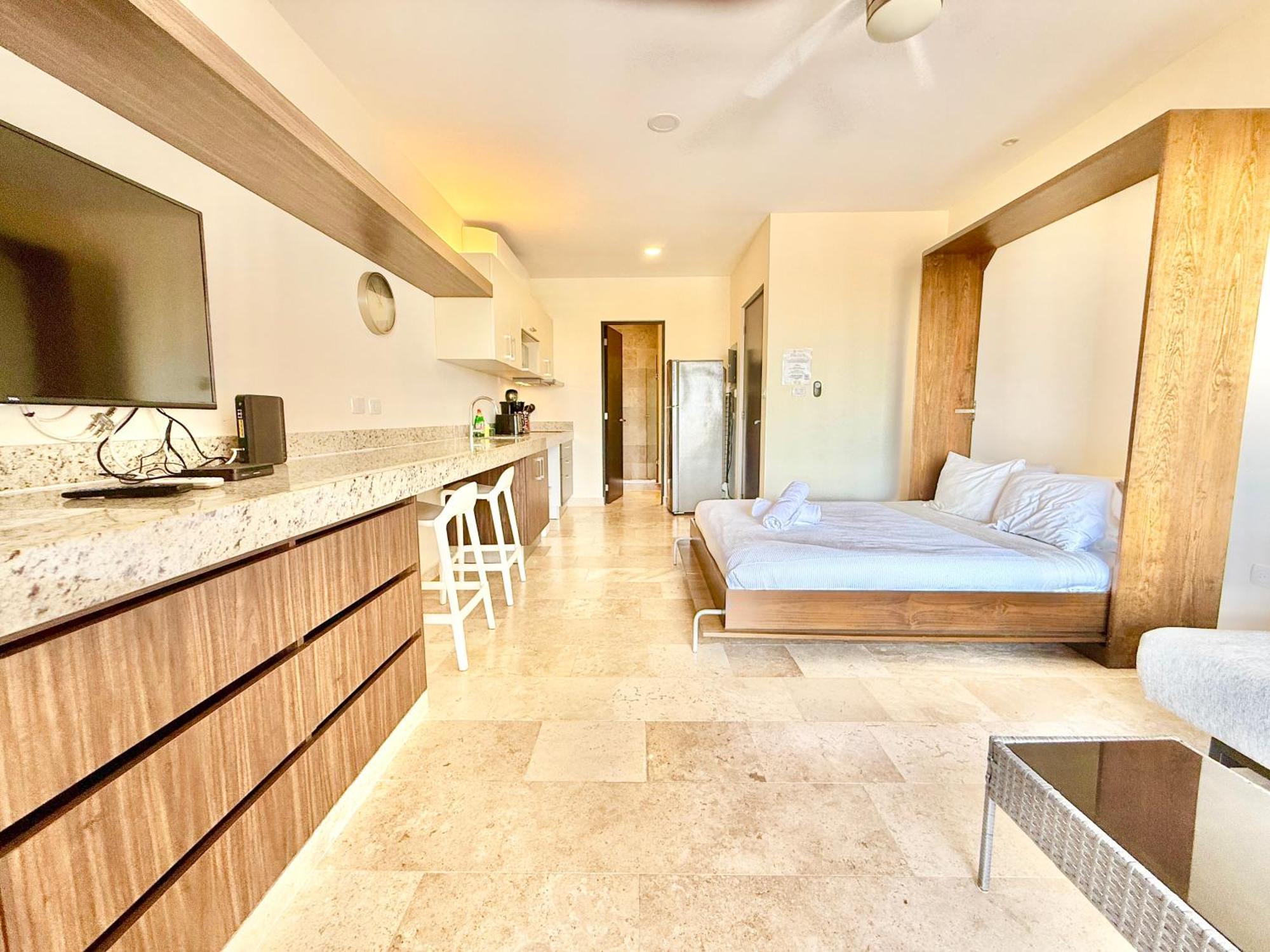 Apartment Large Studio, Large Rooftop Pool, Great Location!