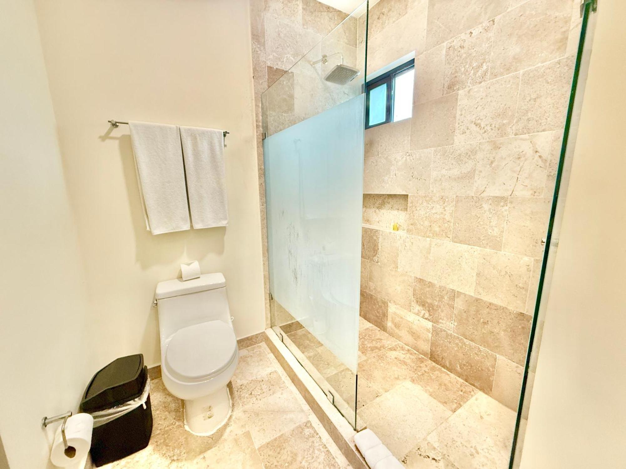 Apartment Large Studio, Large Rooftop Pool, Great Location! *