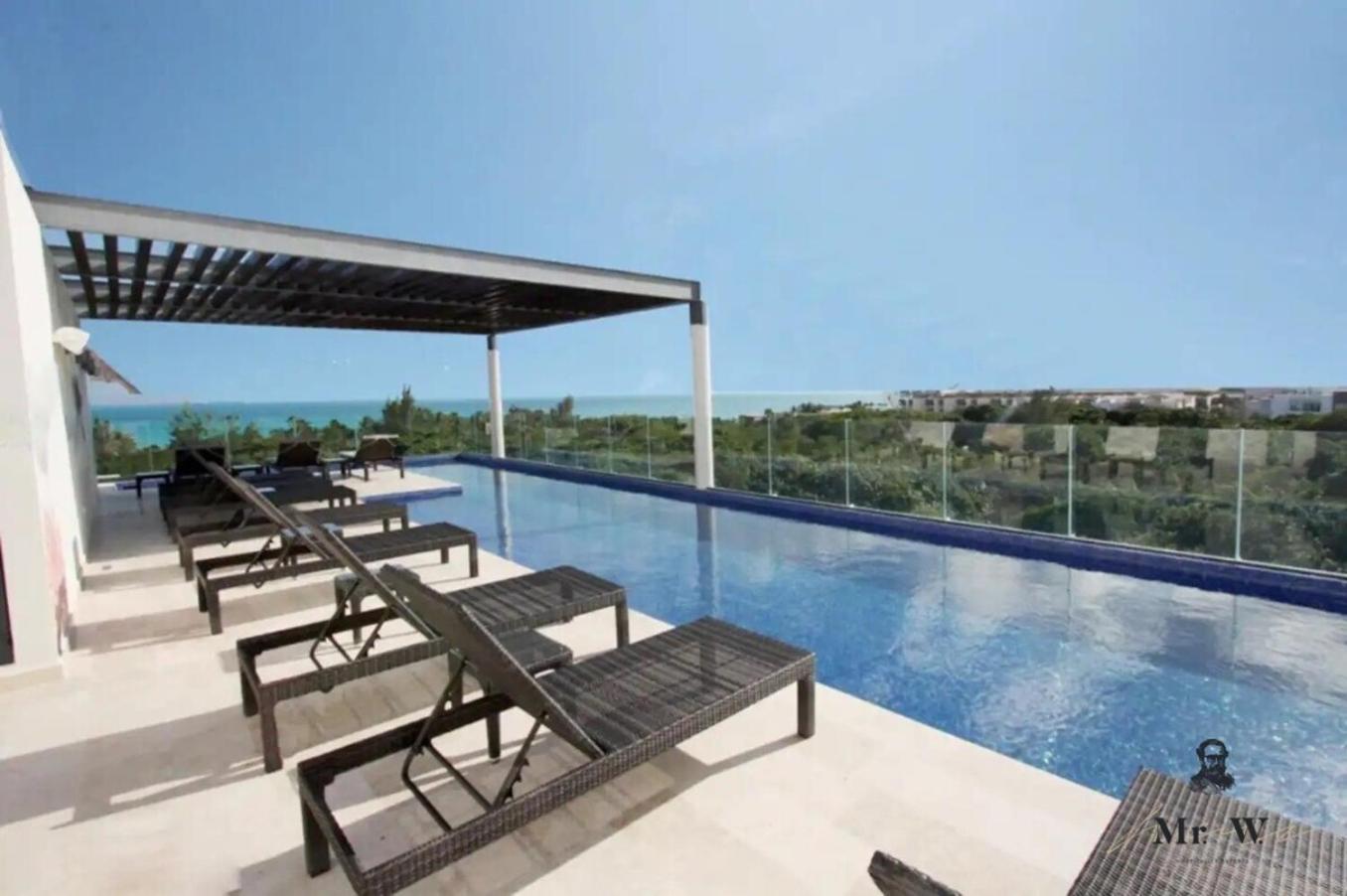 Oceanview Rooftop Pool Tub Steps To *