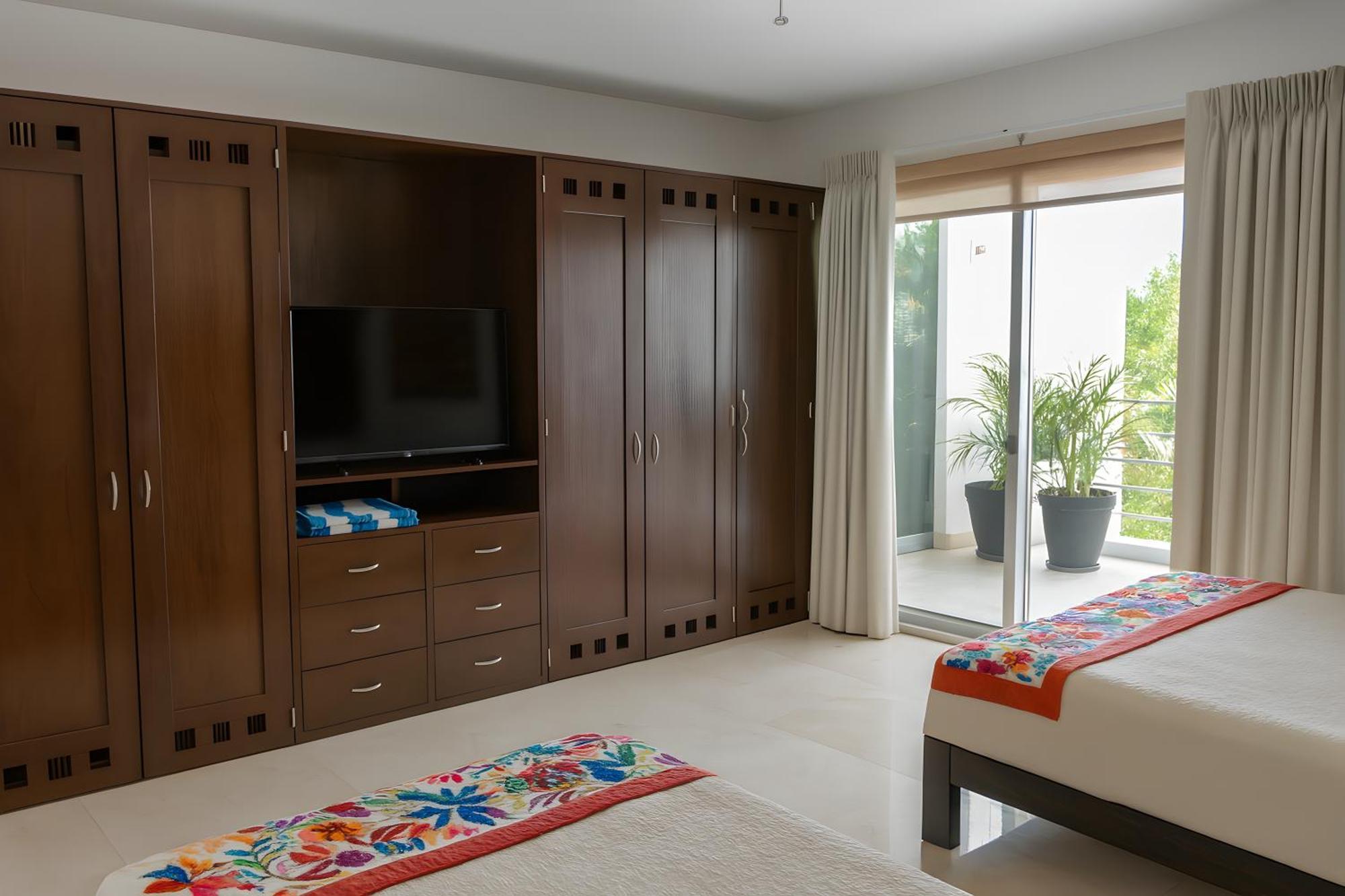 Exclusive Via Steps From 5th Avenue & Beaches