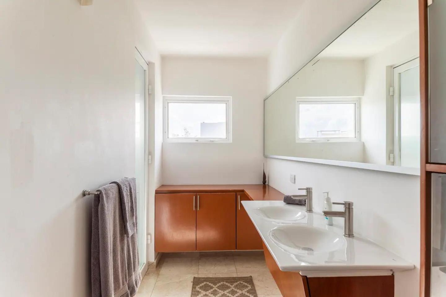 2 Story Ph 3b Heated Jacuzzi Close Street 6 *