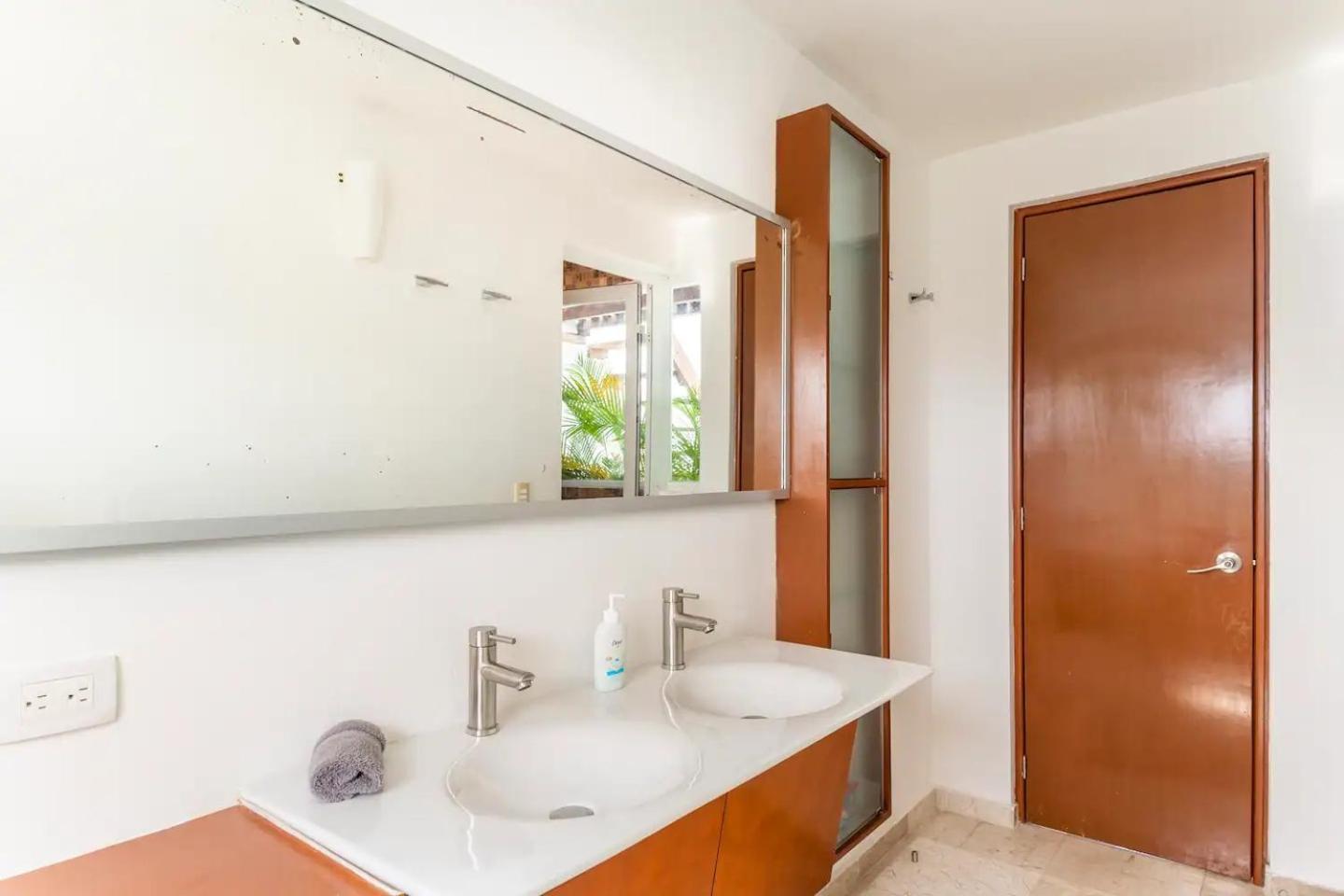 2 Story Ph 3b Heated Jacuzzi Close Street 6 *