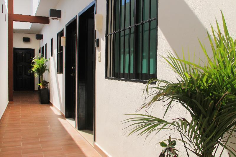 Hotel Xell Suites &