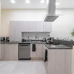 2 Bd Suite With Balcony, Gym, Rooftop Pool, Hot Tub