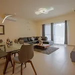 Luxury Apartment With Poll