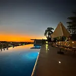 1Br Luxury Loft - 2 Pools - Gym -Near Beach