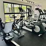 Vibrant Studio Near 5Th Avenue