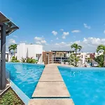 Luxury Studio With Kitchen Ac Gym Pools Cinema