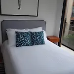 Piscina Infinita De Urban Suites Con Vistas Al Mar