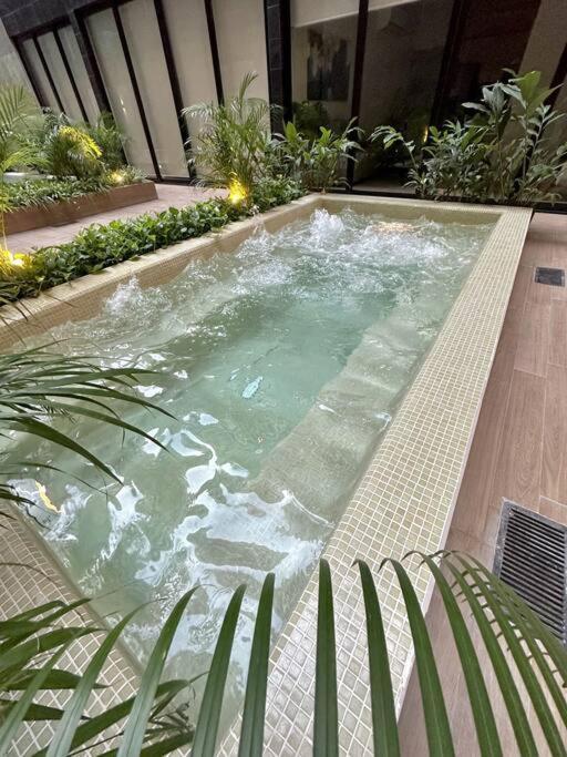 Pool View / Rooftop Pool, Jacuzzi, Gym & Bar Apartment