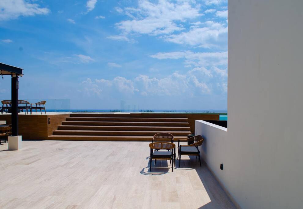 Apartment Pool View / Rooftop Pool, Jacuzzi, Gym & Bar