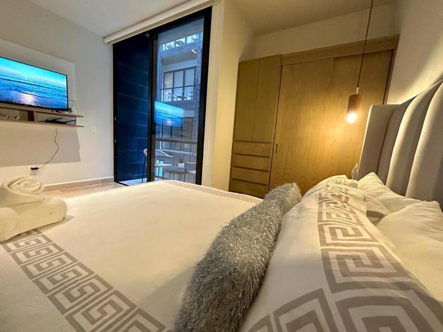 Apartment Pool View / Rooftop Pool, Jacuzzi, Gym & Bar *