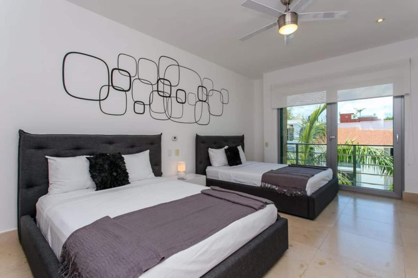 Căn hộ Luxurious & In Playa Steps From The