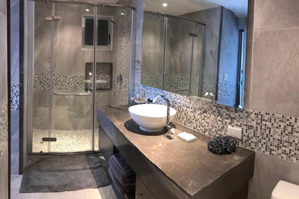 Apartment Beautiful Roof Pool & Gym With Ocean Views!