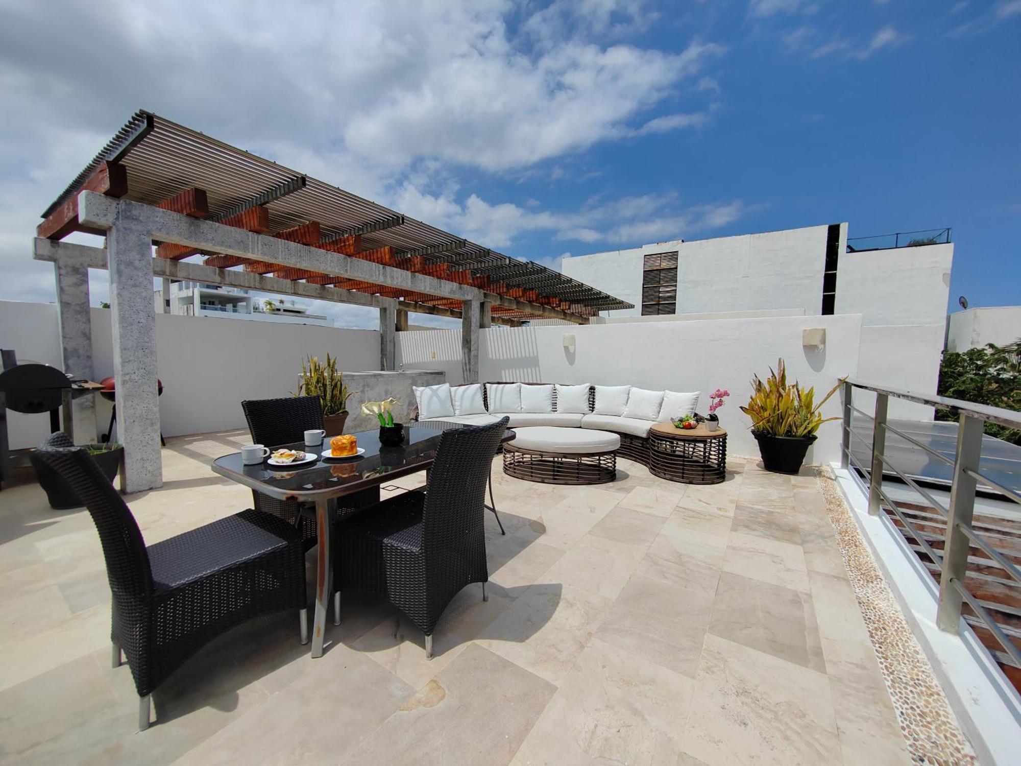 Luxurious & In Playa Steps From The