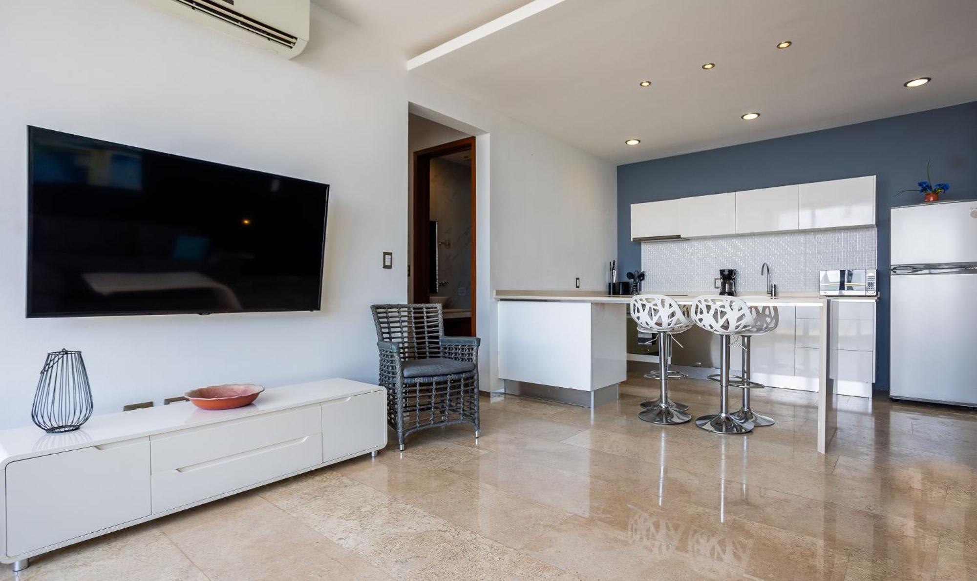 Beautiful 2bd 2bth, Ocean Views Apartment