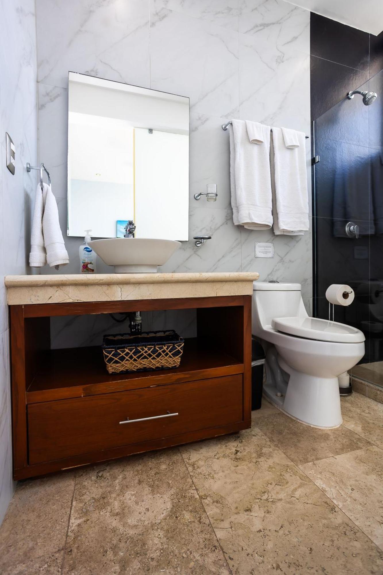 Beautiful 2bd 2bth, Ocean Views Apartment *