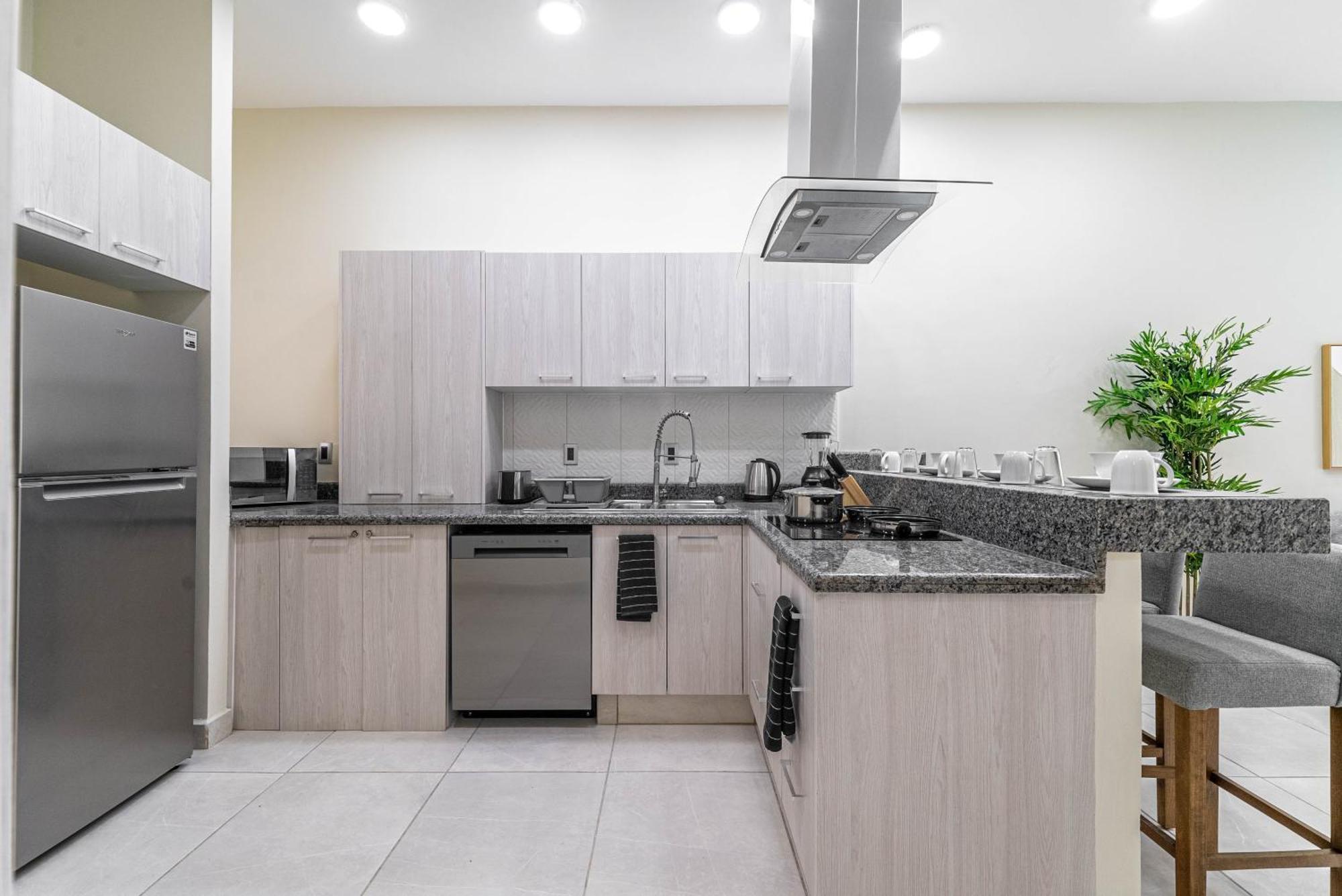 2 Bd With Balcony, Gym, Rooftop Pool, Hot Tub Holiday home Playa del Carmen
