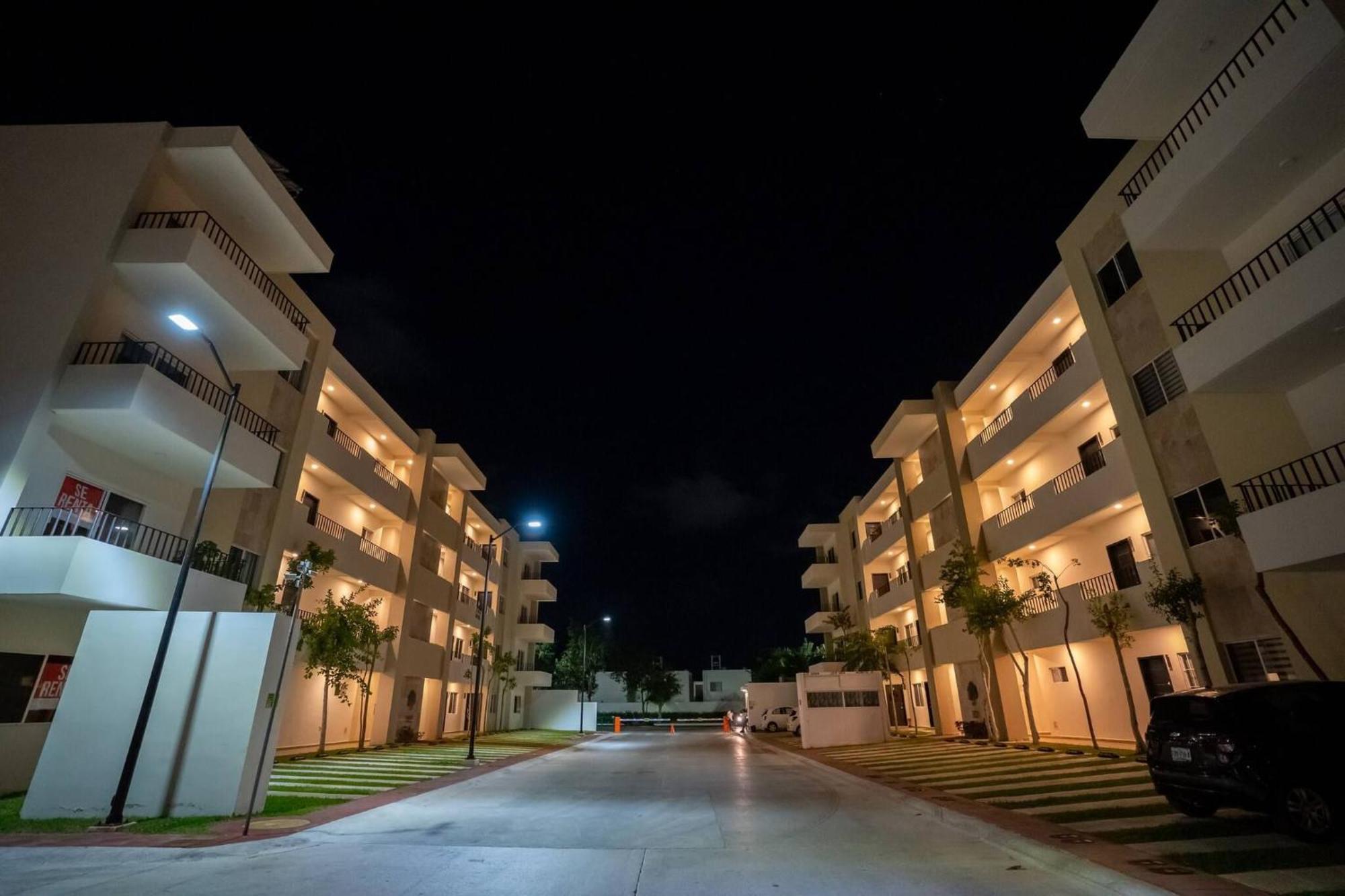 Luxury With Poll Apartment *