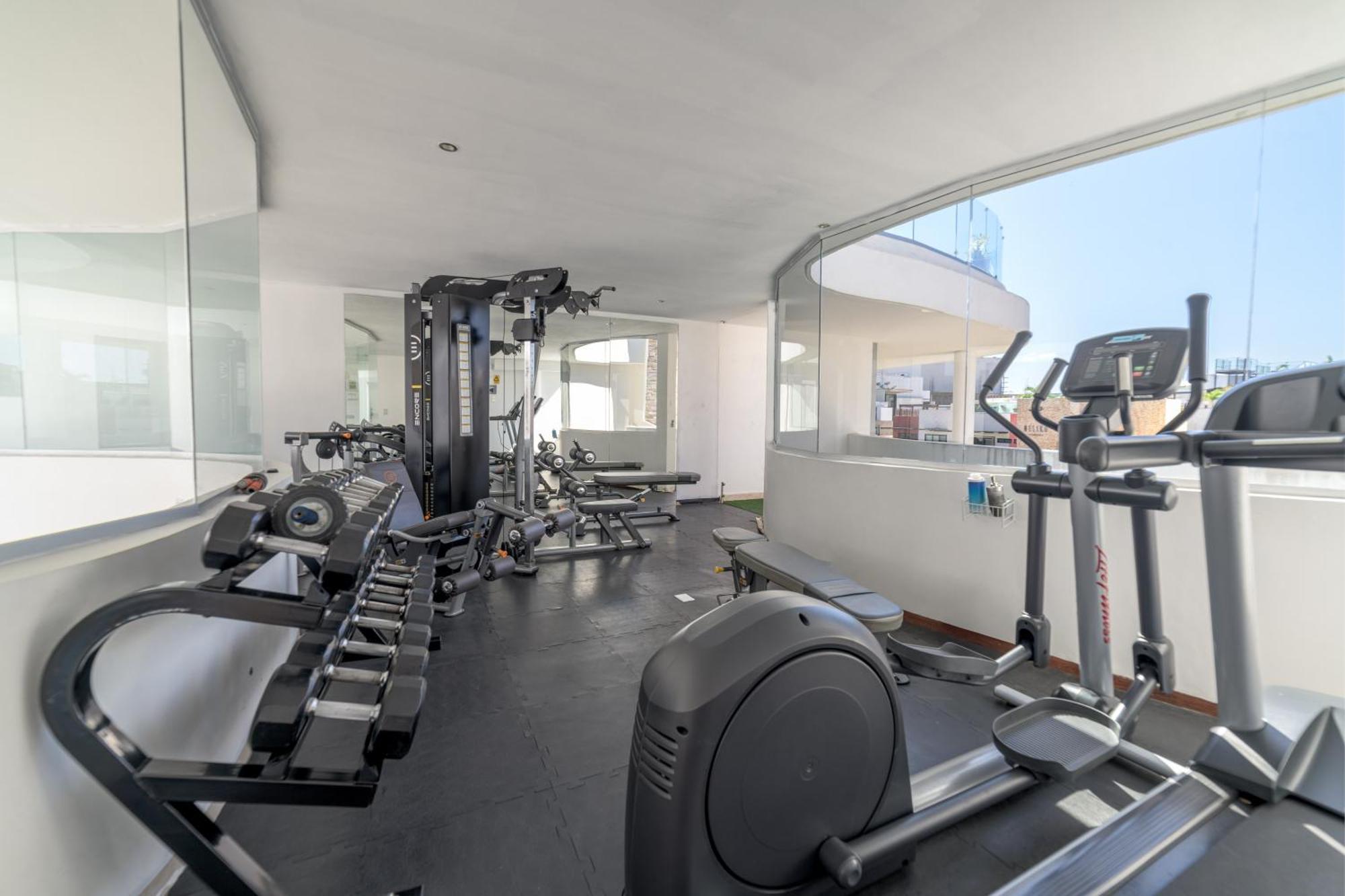 Spacious 200m From & 5th Ave *