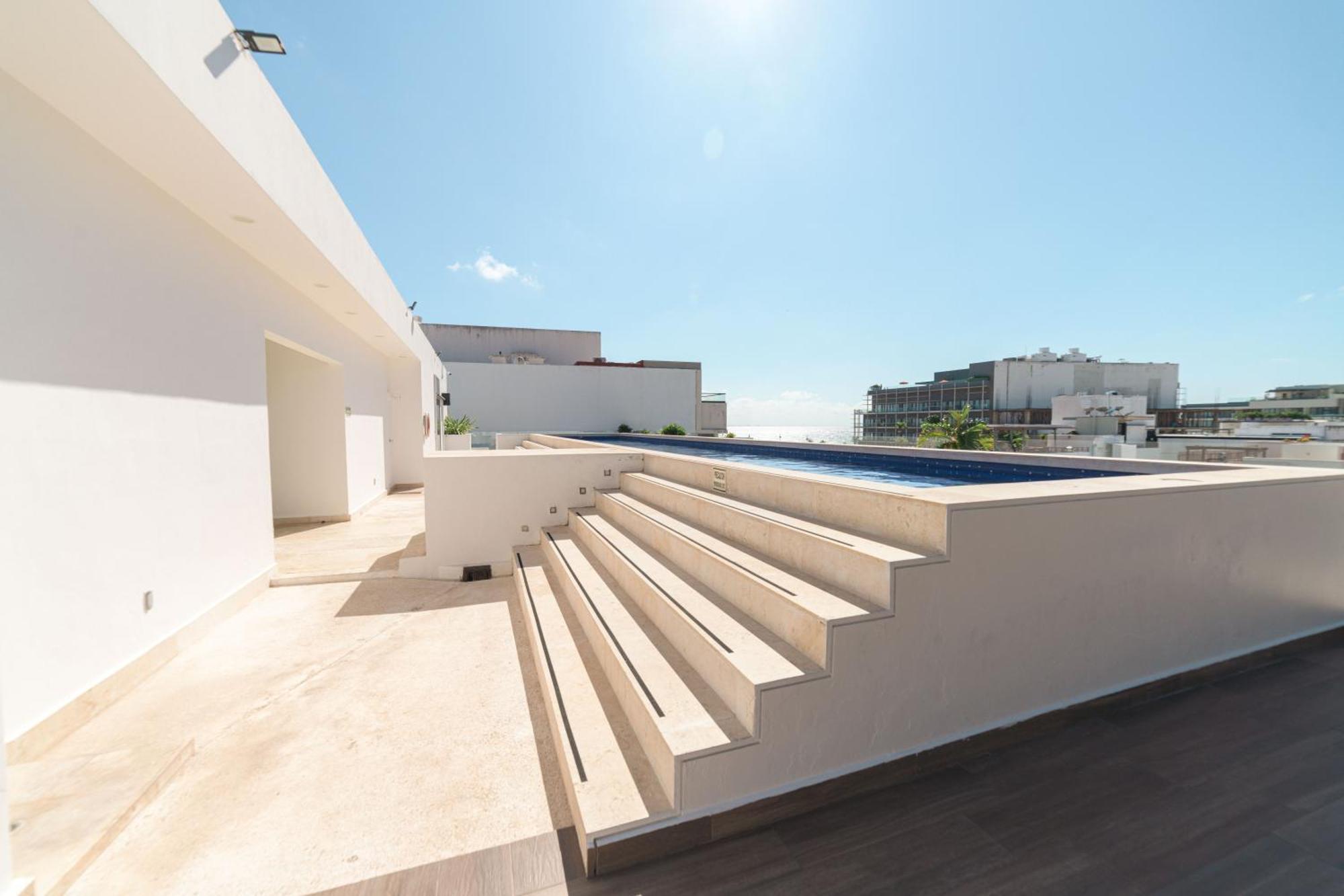 Spacious 200m From & 5th Ave *
