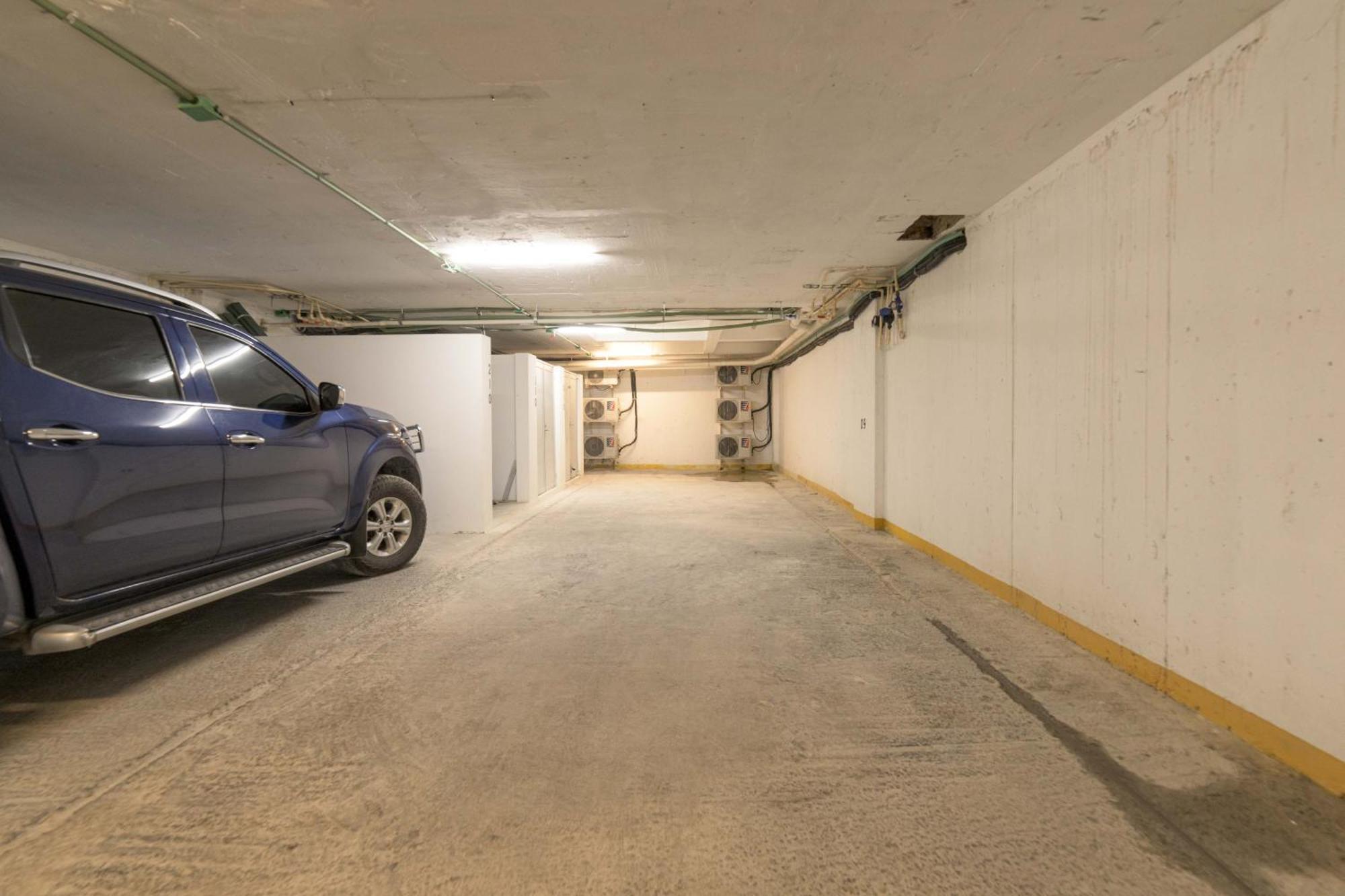 Spacious 200m From & 5th Ave