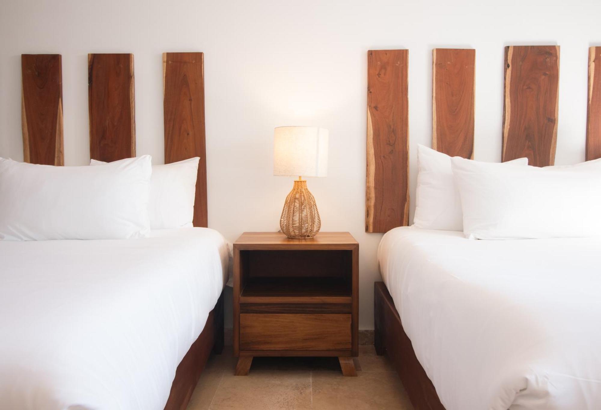 Khách sạn hẻo lánh B10 - Distinctive Hotel- *